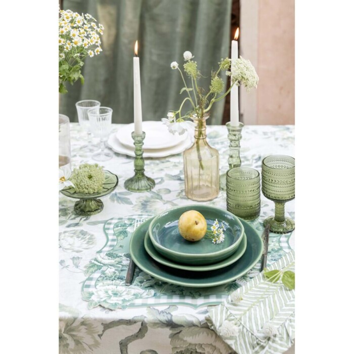Bellissima tovaglia realizzata in tessuto CERATO stampato con motivo di grandi fiori al centro e bordi rigati. Di grandissimo effetto e molto raffinata, renderà subito elegante e fresca la tua tavola.  Il tessuto cerato è impermeabile e si pulisce con una spugnetta umida.