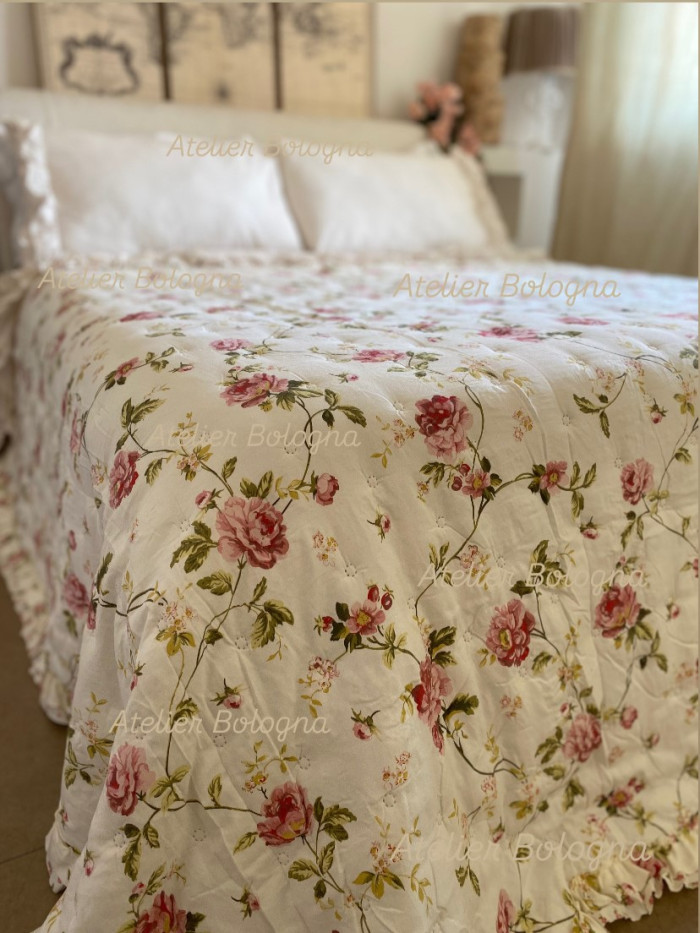 con motivo di romantiche rose su base Avorio da un lato e una fantasia di piccole roselline dall'altro.